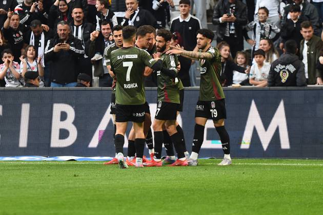Rafa Silva of Besiktas celebrates after scoring the first goal of his team with teammates during the Turkish Super League match between Besiktas and Adana Demirspor at Tupras Stadium on May 11, 2025 in Istanbul, Turkey. Istanbul Turkey Copyright: xSeskimphotox Besiktas-AdanaDmr_11525 (66)