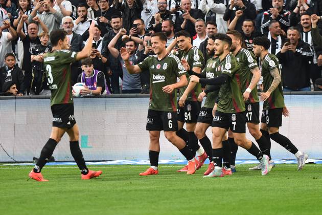 Rafa Silva of Besiktas celebrates after scoring the first goal of his team with teammates during the Turkish Super League match between Besiktas and Adana Demirspor at Tupras Stadium on May 11, 2025 in Istanbul, Turkey. Istanbul Turkey Copyright: xSeskimphotox Besiktas-AdanaDmr_11525 (68)