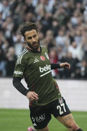 Rafa Silva of Besiktas celebrates after scoring the first goal of his team with teammates during the Turkish Super League match between Besiktas and Adana Demirspor at Tupras Stadium on May 11, 2025 in Istanbul, Turkey. Istanbul Turkey Copyright: xSeskimphotox Besiktas-AdanaDmr_11525 (185)