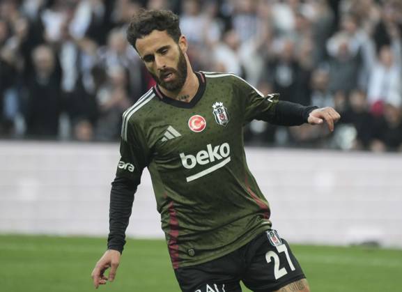 Rafa Silva of Besiktas celebrates after scoring the first goal of his team with teammates during the Turkish Super League match between Besiktas and Adana Demirspor at Tupras Stadium on May 11, 2025 in Istanbul, Turkey. Istanbul Turkey Copyright: xSeskimphotox Besiktas-AdanaDmr_11525 (186)