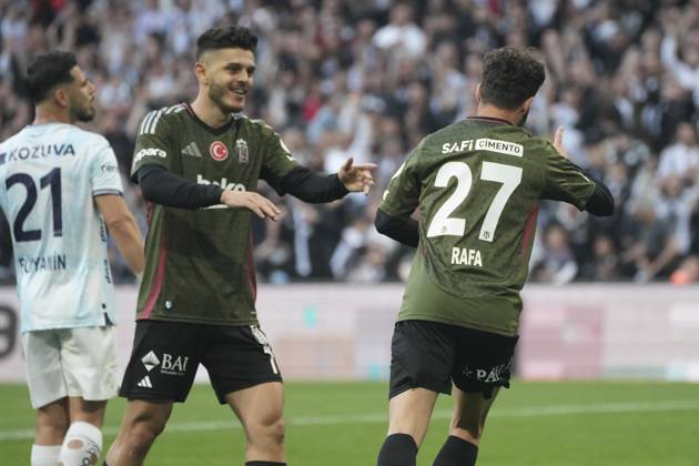 Rafa Silva of Besiktas celebrates after scoring the first goal of his team with teammates during the Turkish Super League match between Besiktas and Adana Demirspor at Tupras Stadium on May 11, 2025 in Istanbul, Turkey. Istanbul Turkey Copyright: xSeskimphotox Besiktas-AdanaDmr_11525 (187)