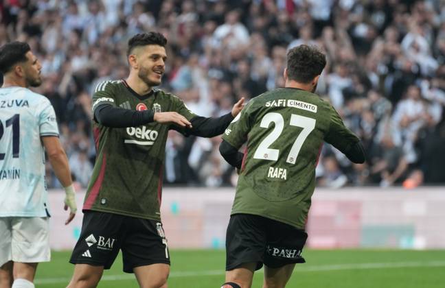 Rafa Silva of Besiktas celebrates after scoring the first goal of his team with teammates during the Turkish Super League match between Besiktas and Adana Demirspor at Tupras Stadium on May 11, 2025 in Istanbul, Turkey. Istanbul Turkey Copyright: xSeskimphotox Besiktas-AdanaDmr_11525 (188)