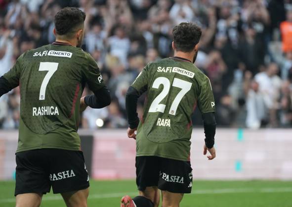Rafa Silva of Besiktas celebrates after scoring the first goal of his team with teammates during the Turkish Super League match between Besiktas and Adana Demirspor at Tupras Stadium on May 11, 2025 in Istanbul, Turkey. Istanbul Turkey Copyright: xSeskimphotox Besiktas-AdanaDmr_11525 (189)