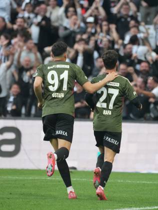 Rafa Silva of Besiktas celebrates after scoring the first goal of his team with teammates during the Turkish Super League match between Besiktas and Adana Demirspor at Tupras Stadium on May 11, 2025 in Istanbul, Turkey. Istanbul Turkey Copyright: xSeskimphotox Besiktas-AdanaDmr_11525 (190)