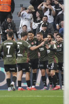 Rafa Silva of Besiktas celebrates after scoring the first goal of his team with teammates during the Turkish Super League match between Besiktas and Adana Demirspor at Tupras Stadium on May 11, 2025 in Istanbul, Turkey. Istanbul Turkey Copyright: xSeskimphotox Besiktas-AdanaDmr_11525 (191)