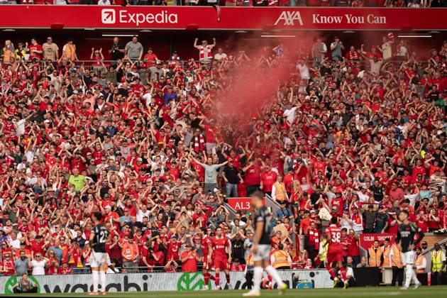 Liverpool FC v Arsenal FC - Premier League Liverpool s supporters celebrate during the Premier League match between Liverpool and Arsenal at Anfield in Liverpool, England, on May 11, 2025. Liverpool Merseyside United Kingdom Copyright: xMIxNewsx originalFilename:fletcher-liverpoo250511_npvip