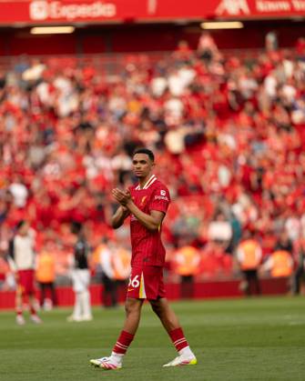 Liverpool FC v Arsenal FC - Premier League Trent Alexander-Arnold applauds the fans after the Premier League match between Liverpool and Arsenal at Anfield in Liverpool, England, on May 11, 2025. Liverpool Merseyside United Kingdom Copyright: xMIxNewsx originalFilename:fletcher-liverpoo250511_npnXb