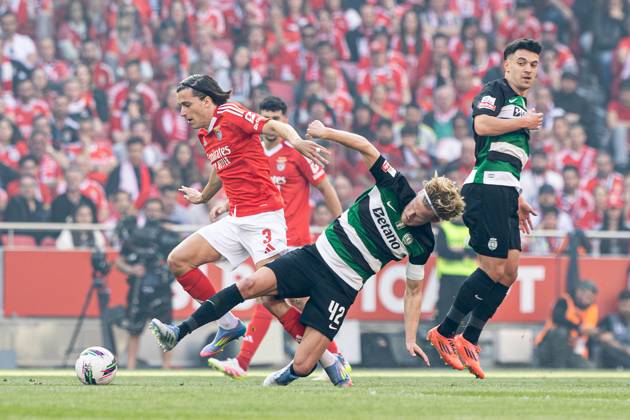 SL Benfica Vs Sporting CP in Lisboa, Portugal - 10 May 2025 Alvaro Fernandez Carreras of SL Benfica and Morten Hjulmand of Sporting CP seen in action during the Liga Portugal Betclic match between Lisboa Benfica and Sporting Clube de Portugal at Estádio da Luz. (Final score: SL Benfica 1 - 1 Sporting CP). Lisboa Portugal Copyright: xDavidxMartinsx xSOPAxImagesx DM_LPB_SLBvsSCP_016