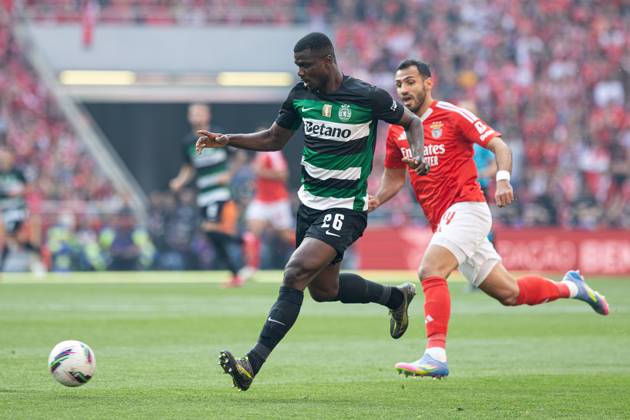 SL Benfica Vs Sporting CP in Lisboa, Portugal - 10 May 2025 Ousmande Diomande of Sporting CP and Evangelos Pavlidis of SL Benfica seen in action during the Liga Portugal Betclic match between Lisboa Benfica and Sporting Clube de Portugal at Estádio da Luz. (Final score: SL Benfica 1 - 1 Sporting CP). Lisboa Portugal Copyright: xDavidxMartinsx xSOPAxImagesx DM_LPB_SLBvsSCP_018