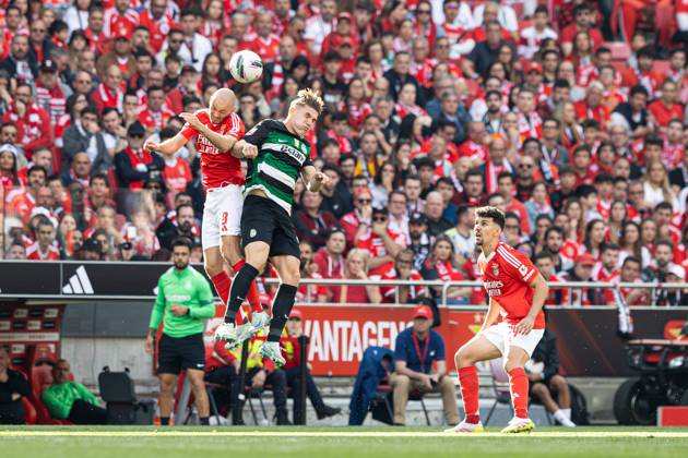 SL Benfica Vs Sporting CP in Lisboa, Portugal - 10 May 2025 Fredrik Aursnes and Tomas Araujo of SL Benfica vies for the ball with Viktor Gyokeres of Sporting CP during the Liga Portugal Betclic match between Lisboa Benfica and Sporting Clube de Portugal at Estádio da Luz. (Final score: SL Benfica 1 - 1 Sporting CP). Lisboa Portugal Copyright: xDavidxMartinsx xSOPAxImagesx DM_LPB_SLBvsSCP_021