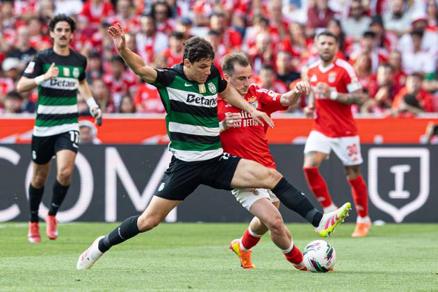 SL Benfica Vs Sporting CP in Lisboa, Portugal - 10 May 2025 Eduardo Quaresma of Sporting CP and Muhammed Kerem Akturkoglu of SL Benfica seen in action during the Liga Portugal Betclic match between Lisboa Benfica and Sporting Clube de Portugal at Estádio da Luz. (Final score: SL Benfica 1 - 1 Sporting CP). Lisboa Portugal Copyright: xDavidxMartinsx xSOPAxImagesx DM_LPB_SLBvsSCP_024