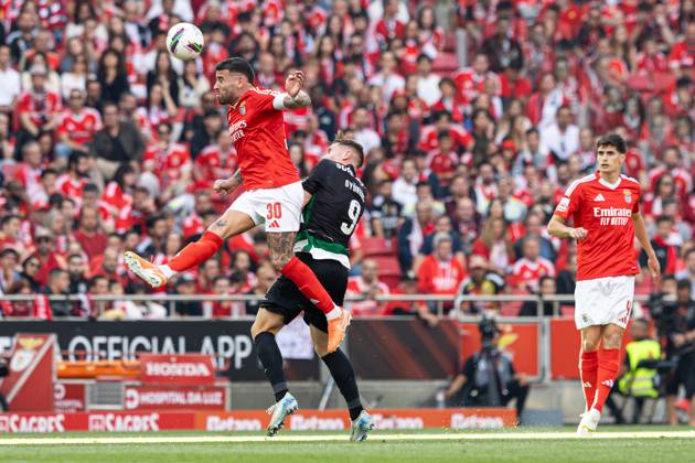 SL Benfica Vs Sporting CP in Lisboa, Portugal - 10 May 2025 Nicolas Otamendi of SL Benfica and Viktor Gyokeres of Sporting CP seen in action during the Liga Portugal Betclic match between Lisboa Benfica and Sporting Clube de Portugal at Estádio da Luz. (Final score: SL Benfica 1 - 1 Sporting CP). Lisboa Portugal Copyright: xDavidxMartinsx xSOPAxImagesx DM_LPB_SLBvsSCP_027