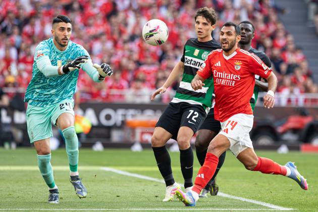 SL Benfica Vs Sporting CP in Lisboa, Portugal - 10 May 2025 Rui Silva and Eduardo Quaresma of Sporting CP Evangelos Pavlidis of SL Benfica seen in action during the Liga Portugal Betclic match between Lisboa Benfica and Sporting Clube de Portugal at Estádio da Luz. (Final score: SL Benfica 1 - 1 Sporting CP). Lisboa Portugal Copyright: xDavidxMartinsx xSOPAxImagesx DM_LPB_SLBvsSCP_030
