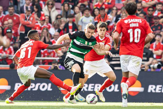 SL Benfica Vs Sporting CP in Lisboa, Portugal - 10 May 2025 Viktor Gyokeres of Sporting CP, Antonio Silva and Florentino Luis of SL Benfica seen in action during the Liga Portugal Betclic match between Lisboa Benfica and Sporting Clube de Portugal at Estádio da Luz. (Final score: SL Benfica 1 - 1 Sporting CP). Lisboa Portugal Copyright: xDavidxMartinsx xSOPAxImagesx DM_LPB_SLBvsSCP_031