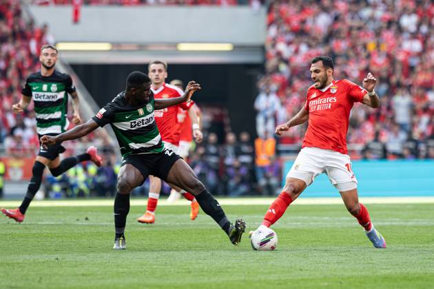 SL Benfica Vs Sporting CP in Lisboa, Portugal - 10 May 2025 Evangelos Pavlidis of SL Benfica and Ousmande Diomande of Sporting CP seen in action during the Liga Portugal Betclic match between Lisboa Benfica and Sporting Clube de Portugal at Estádio da Luz. (Final score: SL Benfica 1 - 1 Sporting CP). Lisboa Portugal Copyright: xDavidxMartinsx xSOPAxImagesx DM_LPB_SLBvsSCP_032