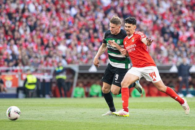 SL Benfica Vs Sporting CP in Lisboa, Portugal - 10 May 2025 Tomas Araujo of SL Benfica vies for the ball with Viktor Gyokeres of Sporting CP seen in action during the Liga Portugal Betclic match between Lisboa Benfica and Sporting Clube de Portugal at Estádio da Luz. (Final score: SL Benfica 1 - 1 Sporting CP). Lisboa Portugal Copyright: xDavidxMartinsx xSOPAxImagesx DM_LPB_SLBvsSCP_036