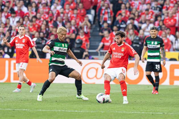 SL Benfica Vs Sporting CP in Lisboa, Portugal - 10 May 2025 Orkun Kokcu of SL Benfica and Hidemasa Morita of Sporting CP seen in action during the Liga Portugal Betclic match between Lisboa Benfica and Sporting Clube de Portugal at Estádio da Luz. (Final score: SL Benfica 1 - 1 Sporting CP). Lisboa Portugal Copyright: xDavidxMartinsx xSOPAxImagesx DM_LPB_SLBvsSCP_045
