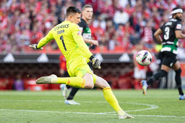 SL Benfica Vs Sporting CP in Lisboa, Portugal - 10 May 2025 Anatoliy Trubin of SL Benfica seen in action during the Liga Portugal Betclic match between Lisboa Benfica and Sporting Clube de Portugal at Estádio da Luz. (Final score: SL Benfica 1 - 1 Sporting CP). Lisboa Portugal Copyright: xDavidxMartinsx xSOPAxImagesx DM_LPB_SLBvsSCP_047
