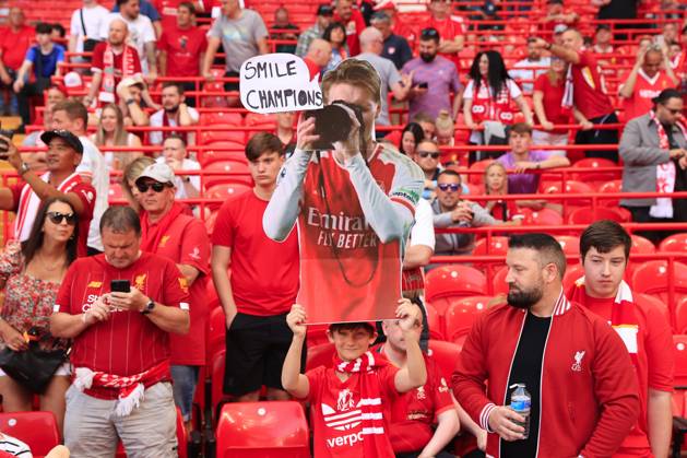 Liverpool FC v Arsenal FC - Premier League LIVERPOOL, ENGLAND - MAY 11: A Liverpool fan holds up a placard mocking Martin Odegaard of Arsenal holding a camera during the Premier League match between Liverpool FC and Arsenal FC at Anfield on May 11, 2025 in Liverpool, England. (Photo by Simon Stacpoole Offside Offside via Getty Images) Liverpool England United Kingdom Copyright: xSimonxStacpoole OffsidexOffside 776173232