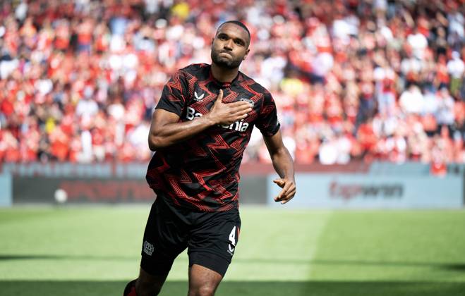 Fussball, Bundesliga, Deutschland, Herren, Saison 2024 2025, 33. Spieltag, BayArena Leverkusen: Bayer Leverkusen - Bor. Dortmund 2:4; Jonathan Tah (LEV) verabschiedet sich nach 10 Jahren bei Bayer von den Fans.