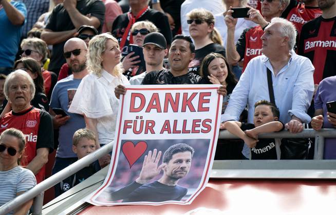 Fussball, Bundesliga, Deutschland, Herren, Saison 2024 2025, 33. Spieltag, BayArena Leverkusen: Bayer Leverkusen - Bor. Dortmund 2:4; Bayer Fans bedanken sich bei dem scheidenden Cheftrainer Xabi Alonso (LEV).