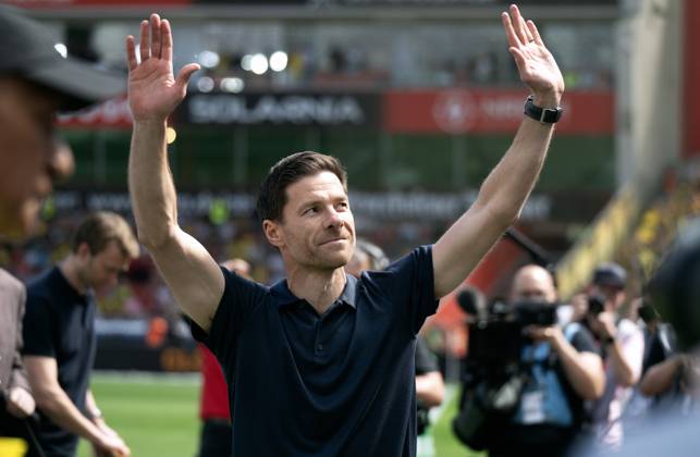 Fussball, Bundesliga, Deutschland, Herren, Saison 2024 2025, 33. Spieltag, BayArena Leverkusen: Bayer Leverkusen - Bor. Dortmund 2:4; Cheftrainer Xabi Alonso (LEV) verabschiedet sich von den Bayer Fans.