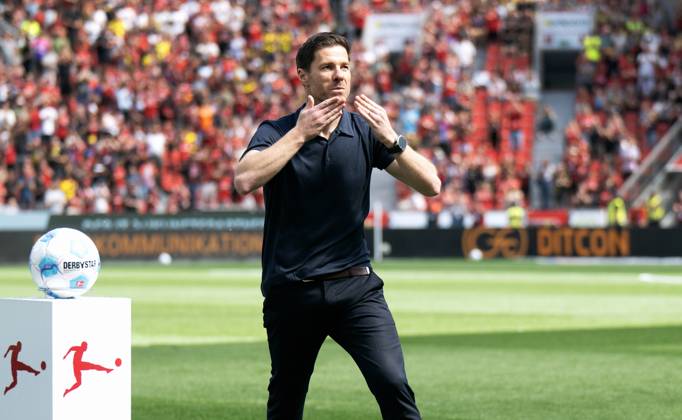 Fussball, Bundesliga, Deutschland, Herren, Saison 2024 2025, 33. Spieltag, BayArena Leverkusen: Bayer Leverkusen - Bor. Dortmund 2:4; Cheftrainer Xabi Alonso (LEV) verabschiedet sich von den Bayer Fans.