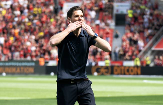 Fussball, Bundesliga, Deutschland, Herren, Saison 2024 2025, 33. Spieltag, BayArena Leverkusen: Bayer Leverkusen - Bor. Dortmund 2:4; Cheftrainer Xabi Alonso (LEV) verabschiedet sich von den Bayer Fans.
