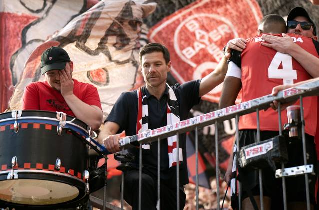 Fussball, Bundesliga, Deutschland, Herren, Saison 2024 2025, 33. Spieltag, BayArena Leverkusen: Bayer Leverkusen - Bor. Dortmund 2:4; Cheftrainer Xabi Alonso (LEV) verabschiedet sich von den Bayer Fans.