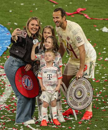 10.05.2025,1. Fussball Bundesliga, FC Bayern Muenchen vs Moechnegladbach, Allianz Arena Muenchen, Fussball, im Bild: Harry Kane (FC Bayern Muenchen) Familie