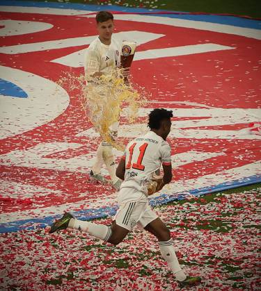 10.05.2025,1. Fussball Bundesliga, FC Bayern Muenchen vs Moechnegladbach, Allianz Arena Muenchen, Fussball, im Bild: Kingsley Coman (FC Bayern Muenchen) und Joshua Kimmich (FC Bayern Muenchen) mit Bierdusche