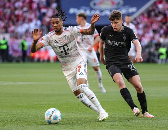 10.05.2025,1. Fussball Bundesliga, FC Bayern Muenchen vs Moechnegladbach, Allianz Arena Muenchen, Fussball, im Bild: Michael Olise (FC Bayern Muenchen) vorbei an Lukas Ullrich (Moenchengladbach)