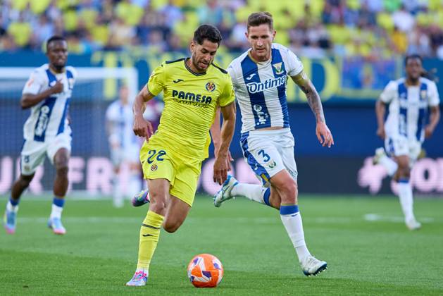 LaLiga EA Sports, Villarreal v Leganes VILLARREAL, SPAIN - MAY 14: Sergi Cardona Centre-Back of Villarreal CF competes for the ball with Jorge Saenz Centre-Back of CF Leganes during the LaLiga EA Sports match between Villarreal FC and Leganes at Estadio de la Ceramica on May 14, 2025 in Villarreal, Spain. (Photo by Jose Torres Photo Players Images Magara Press) Villarreal Estadio de la Ceramica Spain Copyright: xJosexTorresx