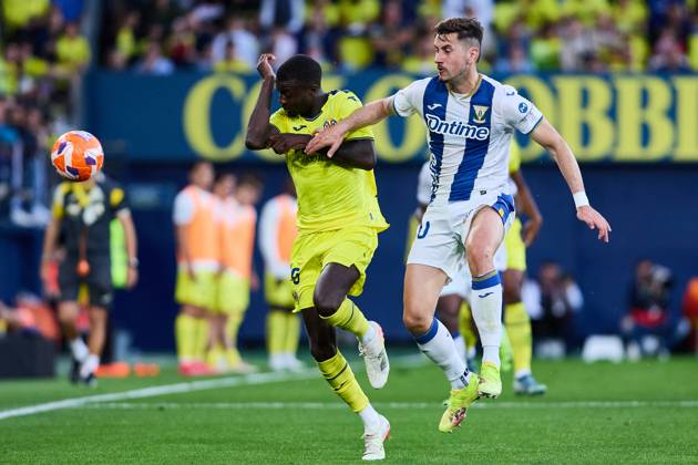 LaLiga EA Sports, Villarreal v Leganes VILLARREAL, SPAIN - MAY 14: Javi Hernandez Left-Back of CF Leganes competes for the ball with Nicolas Pepe Defensive Midfield of Villarreal CF during the LaLiga EA Sports match between Villarreal FC and Leganes at Estadio de la Ceramica on May 14, 2025 in Villarreal, Spain. (Photo by Jose Torres Photo Players Images Magara Press) Villarreal Estadio de la Ceramica Spain Copyright: xJosexTorresx