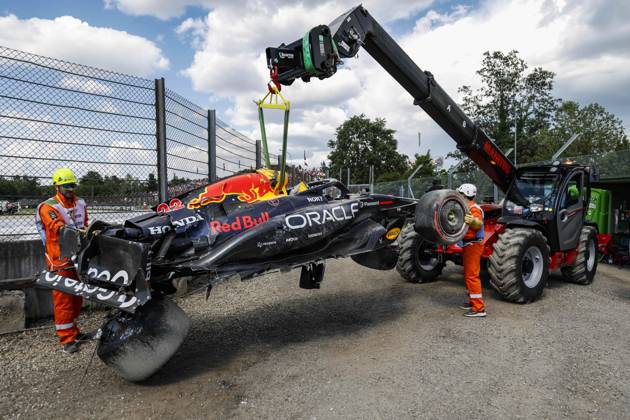 Bilder des Jahres 2025, Sport 05 Mai Sport Themen der Woche KW20 F1 - EMILIA ROMAGNA GRAND PRIX 2025 22 TSUNODA Yuki (jap), Red Bull Racing RB21, action crash, accident, marshall, commissaire de piste, marshal, marshalls, marshals during the Formula 1 AWS Gran Premio del Made in Italy e Dell™Emilia-Romagna 2025, Emilia Romagna Grand Prix 2025, 7th round of the 2025 FIA Formula One World Championship, WM, Weltmeisterschaft from May 16 to 18, 2025 on the Autodromo Internazionale Enzo e Dino Ferrari, in Imola, Italy - ImolaItaly Copyright: xJavierxJimenezx