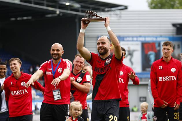 17.05.2025, xavx, Fussball 3.Liga, SV Wehen Wiesbaden - Alemannia Aachen v.l. Fatih Kaya (SV Wehen Wiesbaden) jubelt mit der KICKER Torjägerkanone vor den Fans. (DFL DFB REGULATIONS PROHIBIT ANY USE OF PHOTOGRAPHS as IMAGE SEQUENCES and or QUASI-VIDEO) Wiesbaden