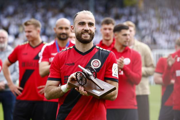 17.05.2025, xavx, Fussball 3.Liga, SV Wehen Wiesbaden - Alemannia Aachen v.l. Fatih Kaya (SV Wehen Wiesbaden) mit der KICKER Torjägerkanone. (DFL DFB REGULATIONS PROHIBIT ANY USE OF PHOTOGRAPHS as IMAGE SEQUENCES and or QUASI-VIDEO) Wiesbaden
