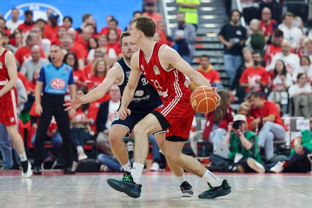Justuz Hollatz (FC Bayern Basketball, 21) mit Ball mit Spencer Reaves (Syntainics MBC, 31), GER, FC Bayern Basketball vs. SYNTAINICS MBC, Basketball, easycredit Basketball Bundesliga, BBL, Playoffs, Viertelfinale, Saison 2024 2025, 17.05.2025, GER, FC Bayern Basketball vs. SYNTAINICS MBC, Basketball, easycredit Basketball Bundesliga, BBL, Playoffs, Viertelfinale, Saison 2024 2025, 17.05.2025 Muenchen Copyright: xEibner-Pressefoto JennixMaulx EP_JML