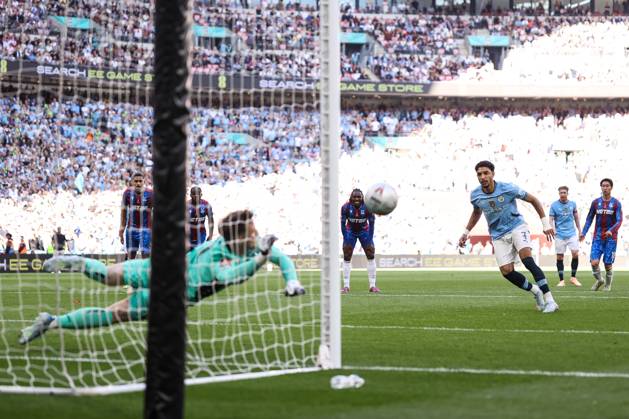 Crystal Palace v Manchester City 17 May 2025, London - FA Cup Final - Crystal Palace v Manchester City - Crystal Palace goalkeeper Dean Henderson saves a penalty from Omar Marmoush of Manchester City - Photo: Jacques Feeney Offside. London UK Copyright: xJacquesxFeeneyx xOffsidexOffside