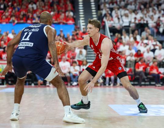 Justuz Hollatz (FC Bayern Basketball, 21) mit Ball mit Akeem Vargas (Syntainics MBC, 11), GER, FC Bayern Basketball vs. SYNTAINICS MBC, Basketball, easycredit Basketball Bundesliga, BBL, Playoffs, Viertelfinale, Saison 2024 2025, 17.05.2025, GER, FC Bayern Basketball vs. SYNTAINICS MBC, Basketball, easycredit Basketball Bundesliga, BBL, Playoffs, Viertelfinale, Saison 2024 2025, 17.05.2025 Muenchen Copyright: xEibner-Pressefoto JennixMaulx EP_JML