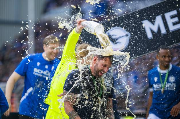 Bilder des Jahres 2025, Sport 05 Mai Sport Themen der Woche KW20 Sport Bilder des Tages 17.05.2025 - Fußball, 2024 2025, 3. Liga, 38. Spieltag, DSC Arminia Bielefeld - SV Waldhof Mannheim: Mitch, Michel Kniat (Trainer - Bielefeld) mit einer Bierdusche DFB REGULATIONS PROHIBIT ANY USE OF PHOTOGRAPHS AS IMAGE SEQUENCES AND OR QUASI-VIDEO. Bielefeld Nordrhein-Westfalen Deutschland Schüco Arena