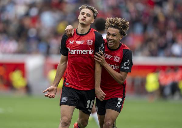 Kerim Alajbegovic (Bayer 04 Leverkusen, 10) mit dem Ausgleich zum 4-4. Jubelt mit seinen Mitspielern. 18.05.2025, Bayer Leverkusen - 1. FC Köln, GER, Leverkusen, BayArena, Saison 24 25, DFB U19 Nachwuchsliga Finale DFL regulations prohibit any use of photographs as image sequences and or quasi-video. Copyright: HMBxMedia xMarcoxBader