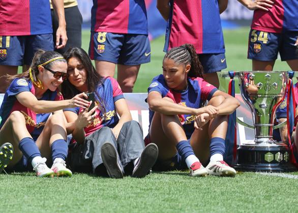 FC Barcelona, Barca Femeni v Athletic Club Femenino - Liga F Aitana Bonmati, Kika Nazareth, and Sydney Schertenleib stand at the end of the match between FC Barcelona Femeni and Athletic Club Femenino, corresponding to week 30 of Liga F, at the Johan Cruyff Stadium in Barcelona, Spain, on May 18, 2025. Barcelona Barcelona Spain Copyright: xUrbanandsportx originalFilename:urbanandsport-fcbarcel250518_npSta