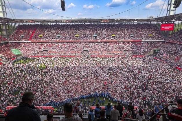 Bilder des Jahres 2025, Sport 05 Mai Sport Themen der Woche KW20 Sport Bilder des Tages Fußball: 2. Bundesliga, 1. FC Köln - 1. FC Kaiserslautern, 34. Spieltag, RheinEnergieStadion. Platzsturm nach dem Schlusspfiff und dem Aufstieg des 1. FC Köln.