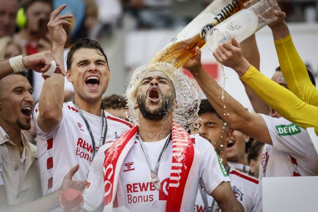Bilder des Jahres 2025, Sport 05 Mai Sport Themen der Woche KW20 Sport Bilder des Tages 2.? ?Fußball Bundesliga, 1. FC Köln - 1. FC Kaiserslautern, 18.05.2025 Linton Maina (1. FC Köln, 37) bekommt eine Bierdusche; 34. Spieltag der 2. Fußball-Bundesliga, 2.? ?Fußball Bundesliga, 1. FC Köln - 1. FC Kaiserslautern am 18.05.2025 im RheinEnergie-Stadion in Köln. DIE DFL-VORSCHRIFTEN VERBIETEN JEDE VERWENDUNG VON FOTOS ALS BILDSEQUENZEN UND ODER QUASI-VIDEO. Copyright: xBEAUTIFULxSPORTS AxelxKohringx