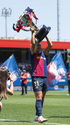 FC Barcelona, Barca Femeni v Athletic Club Femenino - Liga F Alexia Putellas holds the league champions cup during the presentation of the players in the celebration of the league title after the MATCHDAY 30 Liga F match between FC Barcelona and Athletic Club, the last game of the season, at Estadi Johan Cruyff in Barcelona, Spain, on May 18, 2025 Barcelona Spain Copyright: xRubenxDexLaxRosax originalFilename:delarosa-matchday250518_npT6V