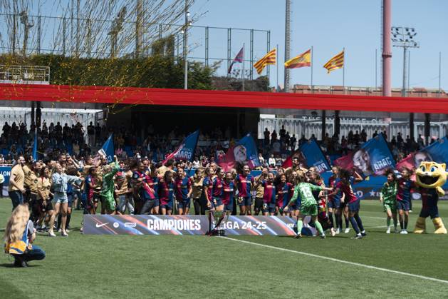 FC Barcelona, Barca Femeni v Athletic Club Femenino - Liga F FC Barcelona women s team celebrating with the 2025 league winners cup at MATCHDAY 30 Liga F match between FC Barcelona and Athletic Club last game of the season at Estadi Johan Cruyff on May 18, 2025 in Barcelona, Spain Barcelona Spain Copyright: xRubenxDexLaxRosax originalFilename:delarosa-matchday250518_npuCp