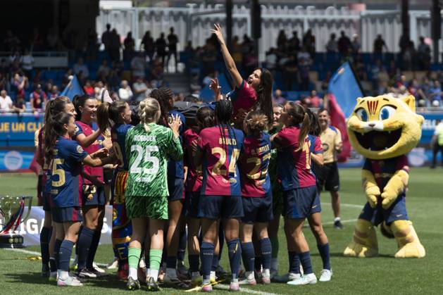 FC Barcelona, Barca Femeni v Athletic Club Femenino - Liga F The FC Barcelona team celebrates the league title by lifting Kika Nazareth and throwing her upwards during MATCHDAY 30 of the Liga F match between FC Barcelona and Athletic Club, the last game of the season, at Estadi Johan Cruyff in Barcelona, Spain, on May 18, 2025. Barcelona Spain Copyright: xRubenxDexLaxRosax originalFilename:delarosa-matchday250518_npwzH