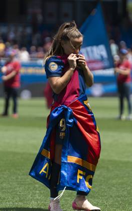 FC Barcelona, Barca Femeni v Athletic Club Femenino - Liga F Claudia Pina presents the players during the celebration of the league title after the MATCHDAY 30 Liga F match between FC Barcelona and Athletic Club, the last game of the season, at Estadi Johan Cruyff in Barcelona, Spain, on May 18, 2025 Barcelona Spain Copyright: xRubenxDexLaxRosax originalFilename:delarosa-matchday250518_npzjn