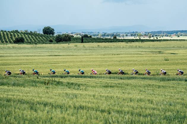 Bilder des Jahres 2025, Sport 05 Mai Sport Themen der Woche KW20 Sport Bilder des Tages 2025 Giro d Italia Stage 9 Picture by Zac Williams SWpix.com - 18 05 2025 - Cycling - 2025 Giro d Italia Stage 9, Gubbio to Siena, Italy - The peloton. Copyright: x xSWpix.comx(t axPhotographyxHubxLtd)xZacxWilliams SWpix.comx SWP-2645